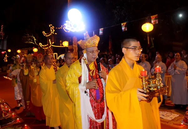 Mniši a věrný obřad v con son pagoda — Stock fotografie