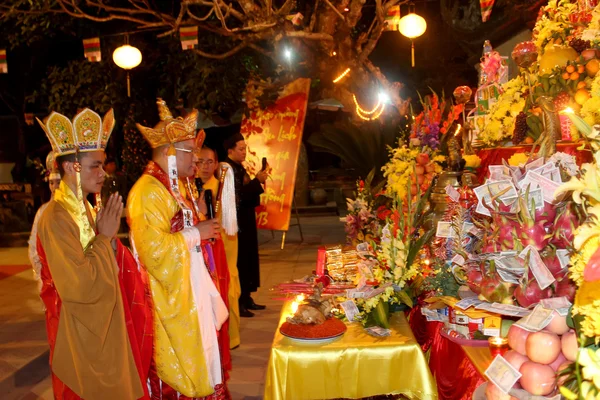 Monks and the faithful ceremony at Con Son Pagoda — Stock Photo, Image