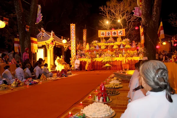 Mnisi i ceremonii wierni w con syn pagoda — Zdjęcie stockowe