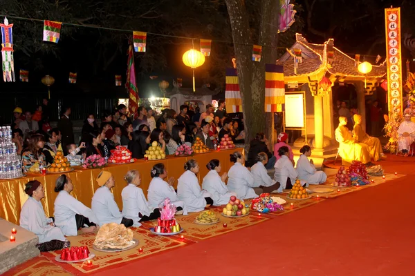 Mniši a věrný obřad v con son pagoda — Stock fotografie