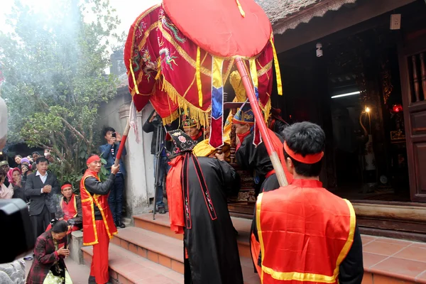 Grupo de personas en traje tradicional dan regalos a la santa —  Fotos de Stock