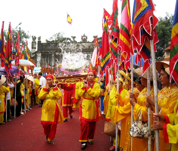 Grupp människor i traditionell dräkt bärstol procession av h — Stockfoto