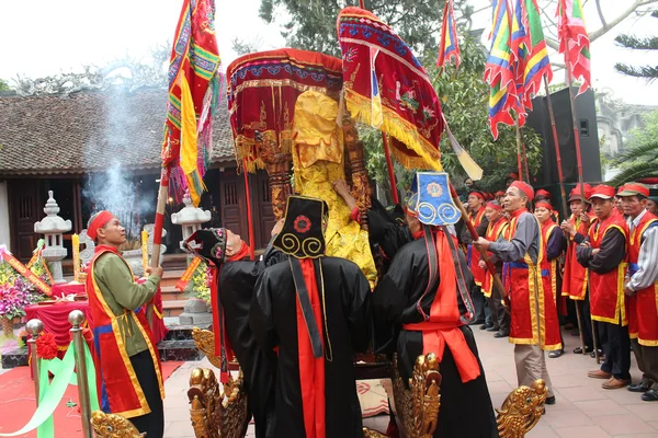 Grupo de personas en traje tradicional dan regalos a la santa —  Fotos de Stock