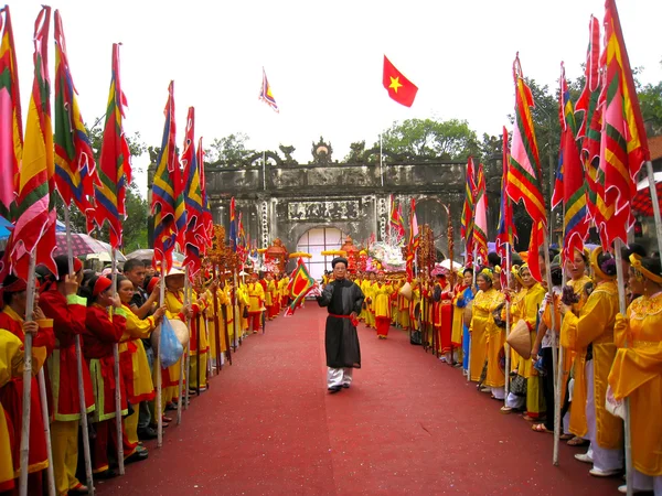 Grupp människor i traditionell dräkt bärstol procession av h — Stockfoto