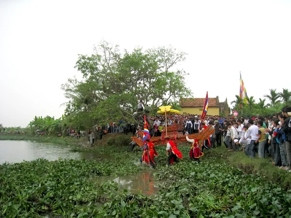 Gruppe von Menschen in traditioneller Tracht Palanquin Prozession von h — Stockfoto