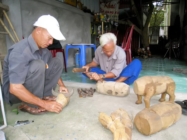 L'artiste folklorique de Hong Phong marionnettes à eau faire des marionnettes en bois — Photo