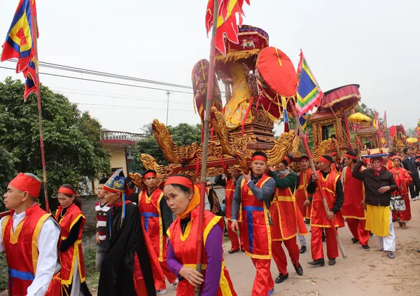 Grupo de personas en traje tradicional dan regalos a la santa —  Fotos de Stock