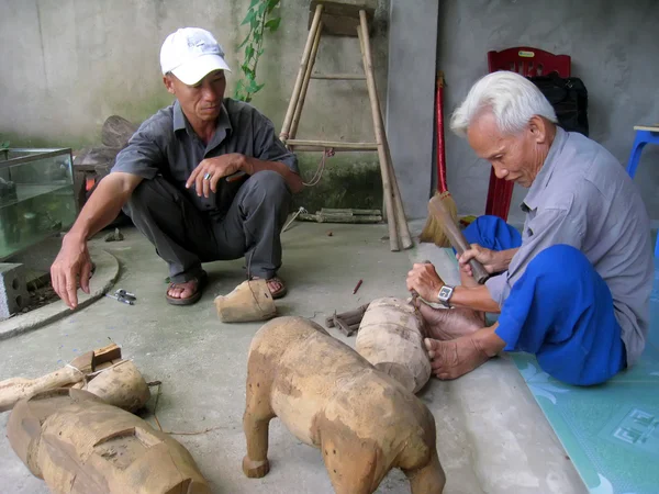 El artista popular de los títeres de agua de Hong Phong hace títeres de madera — Foto de Stock
