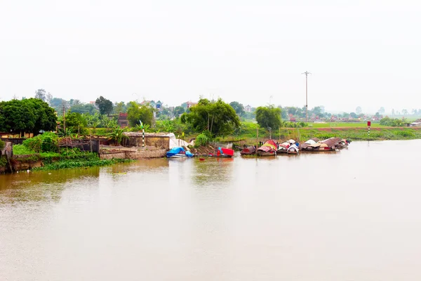 Vissersdorp aan de rivier — Stockfoto