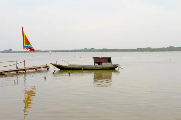 Boot auf dem Fluss — Stockfoto