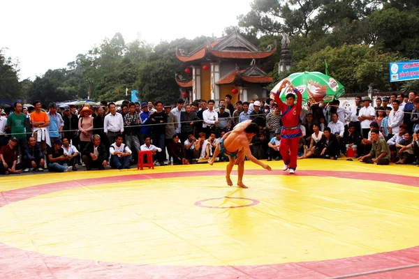 Lutadores competem no wrestling nacional — Fotografia de Stock