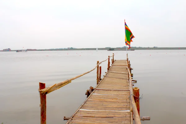 Wooden road leading to the river — Stock Photo, Image