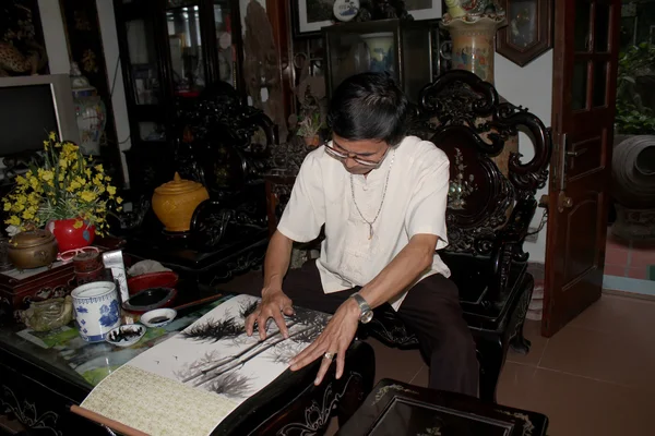 O artista usa dedo pintando um quadro de bambu — Fotografia de Stock