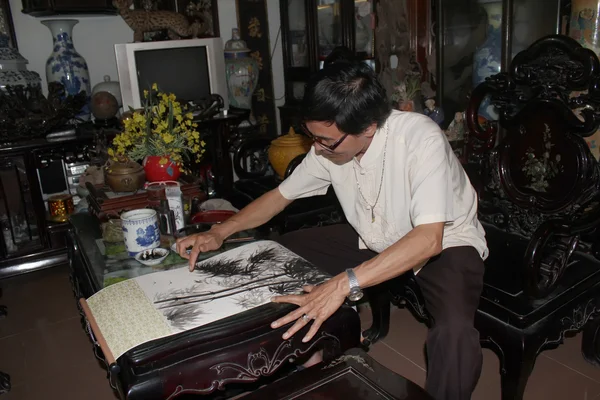 Der Künstler bemalt mit dem Finger ein Bambusbild — Stockfoto