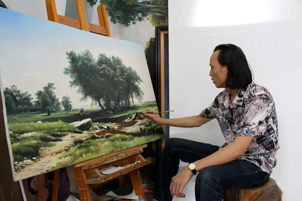 The artist is drawing landscape — Stock Photo, Image