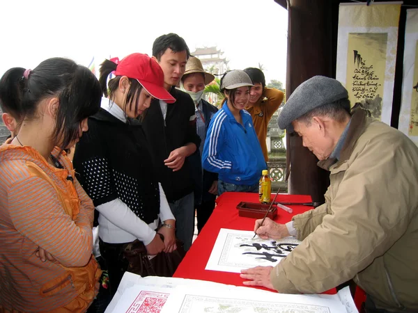 Calligraphes écrivant les lettres d'art — Photo