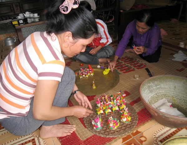 Una familia de Vietnam rural hacer juguetes de animales para niños —  Fotos de Stock