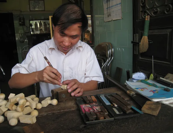 Trabajador está haciendo los sellos de madera — Foto de Stock