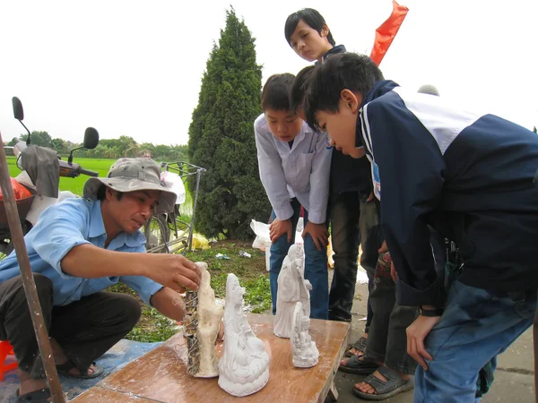 La gente hace una estatua de yeso — Foto de Stock