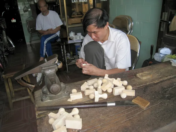 Arbetstagaren carving tätningar — Stockfoto