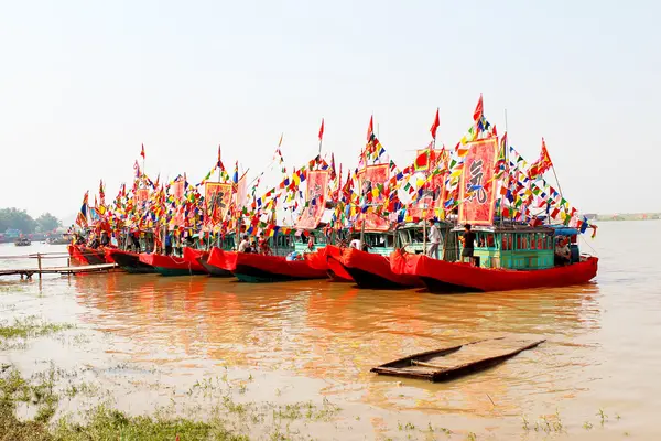 Realizado barco tradicional en el río — Foto de Stock