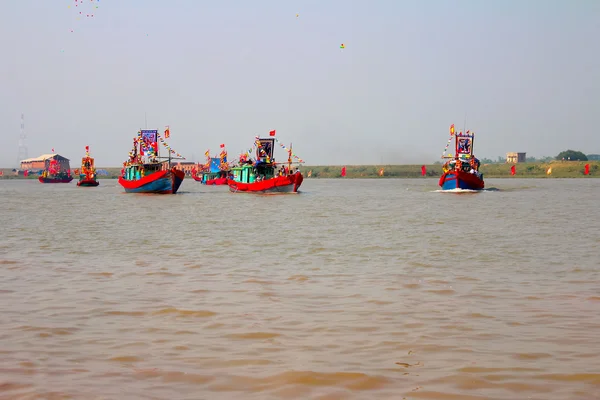 Uitgevoerd traditionele boot op de rivier — Stockfoto