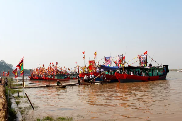 Realizado barco tradicional en el río — Foto de Stock