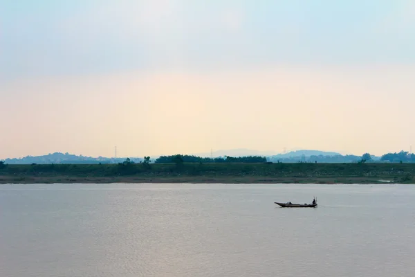 Bateau sur la rivière — Photo