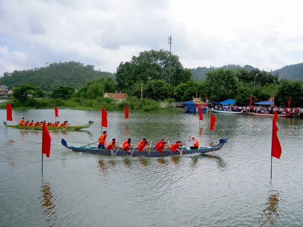 Wyścig tradycyjną łodzią — Zdjęcie stockowe