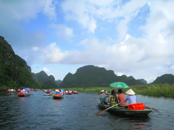 Turistas no identificados en Trang An —  Fotos de Stock