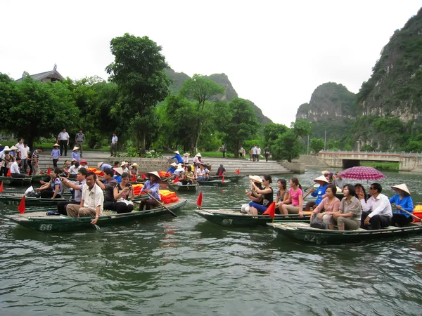 Unidentified tourists in Trang An — Stock Photo, Image