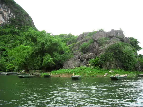 Paysage avec bateau, montagne et rivière, Trang An, Ninh Binh, Vie — Photo