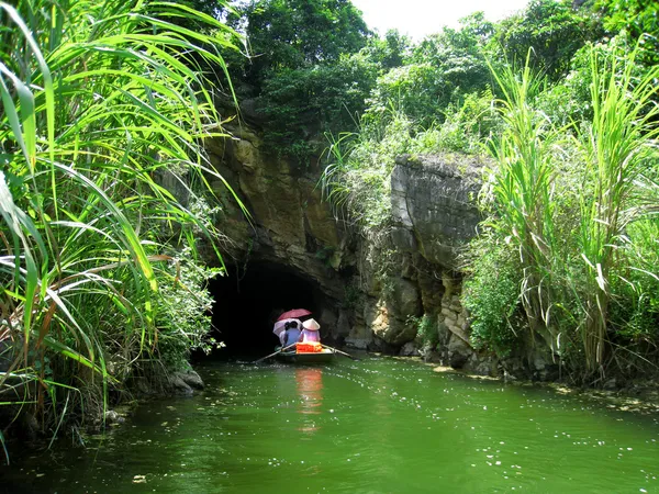 Unidentified tourists in Trang An — Stock Photo, Image