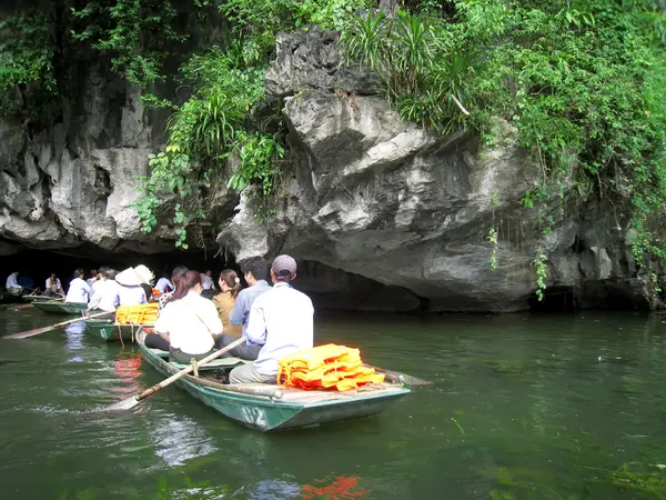 Turisti non identificati in Trang An — Foto Stock