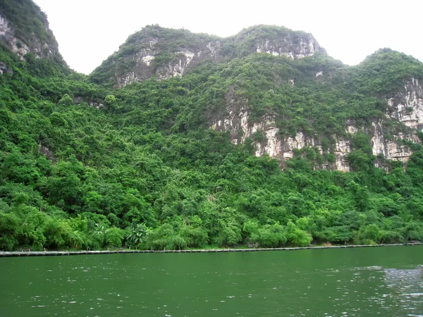 Krajobraz z górą i rzeką, Trang An, Ninh Binh, Wietnam — Zdjęcie stockowe