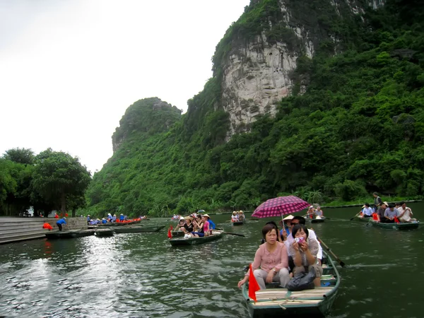 Turistas não identificados em Trang An — Fotografia de Stock