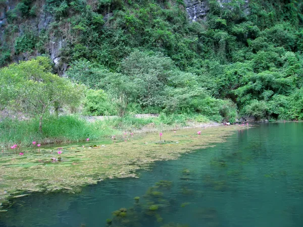 Dağlı ve nehirli manzara, Trang An, Ninh Binh, Vietnam — Stok fotoğraf