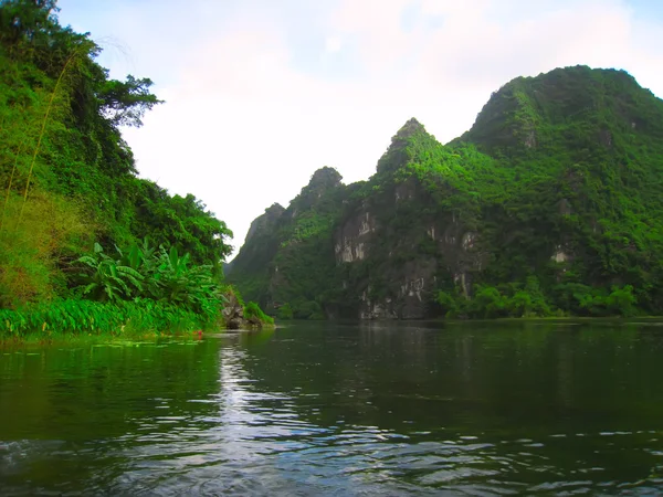 Paisagem com moutain e rio, Trang An, Ninh Binh, Vietnã — Fotografia de Stock