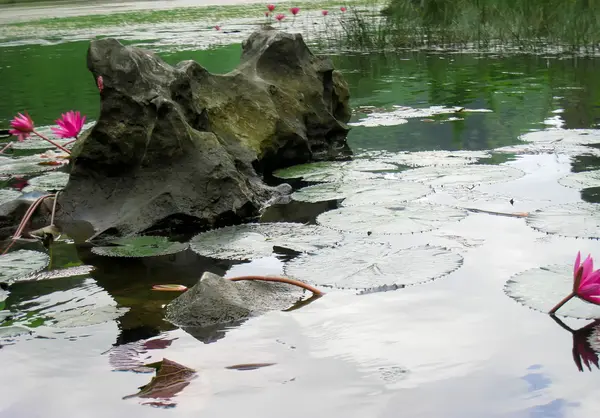 Krajobraz z górą i rzeką, Trang An, Ninh Binh, Wietnam — Zdjęcie stockowe