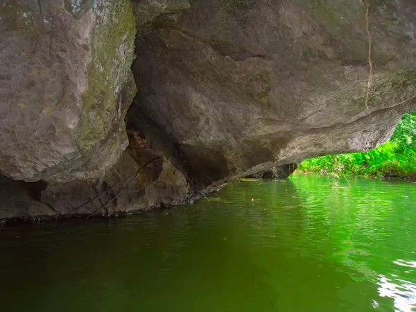 Paisaje con montaña y río, Trang An, Ninh Binh, Vietnam —  Fotos de Stock