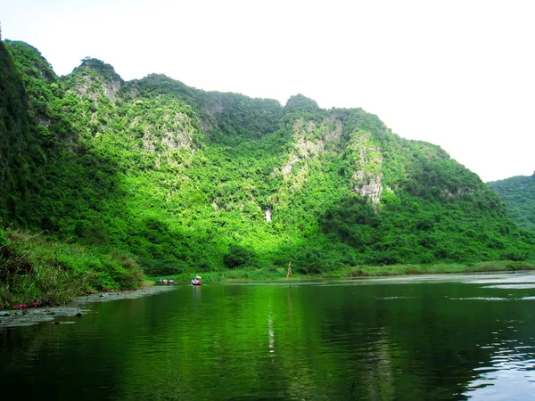 Paisaje con montaña y río, Trang An, Ninh Binh, Vietnam —  Fotos de Stock