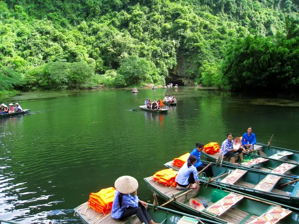 Women rowing in Trang An — Stock Photo, Image