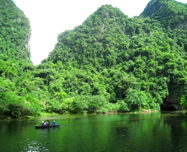 Unidentified tourists in Trang An — Stock Photo, Image