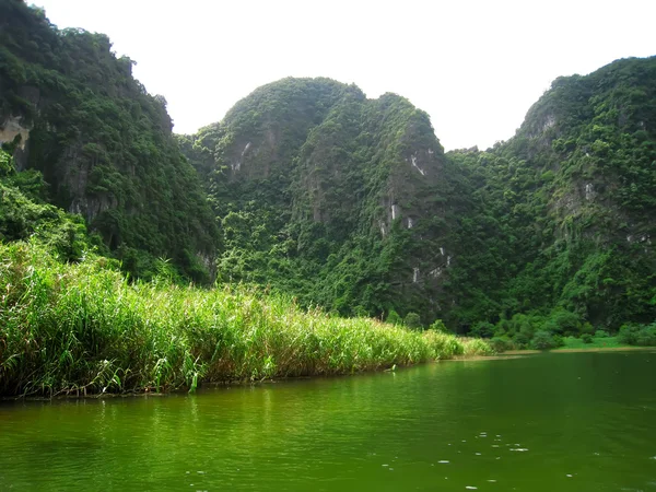 山と川の風景, Trang An, Ninh Binh, Vietnam — ストック写真