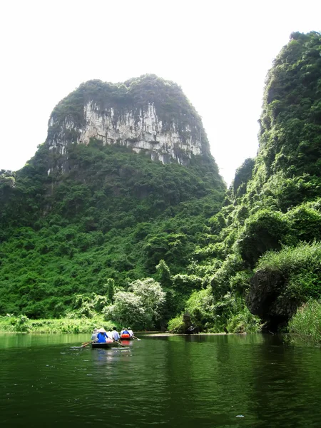 Turistas no identificados en Trang An —  Fotos de Stock