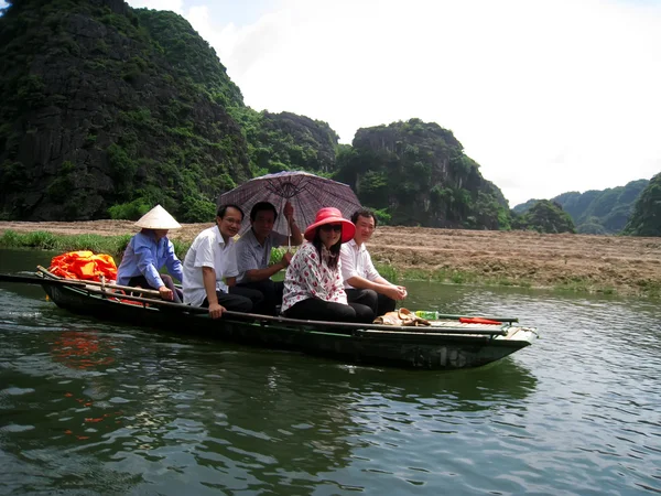 Unidentified tourists in Trang An — Stock Photo, Image