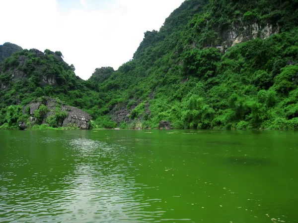 Landschaft mit Berg und Fluss, Trang An, Ninh Binh, Vietnam — Stockfoto