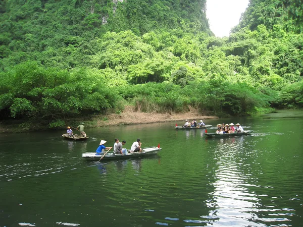 Unidentified tourists in Trang An — Stock Photo, Image