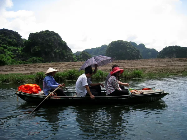 Unidentified tourists in Trang An — Stock Photo, Image