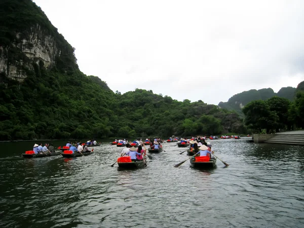 Turistas no identificados en Trang An —  Fotos de Stock